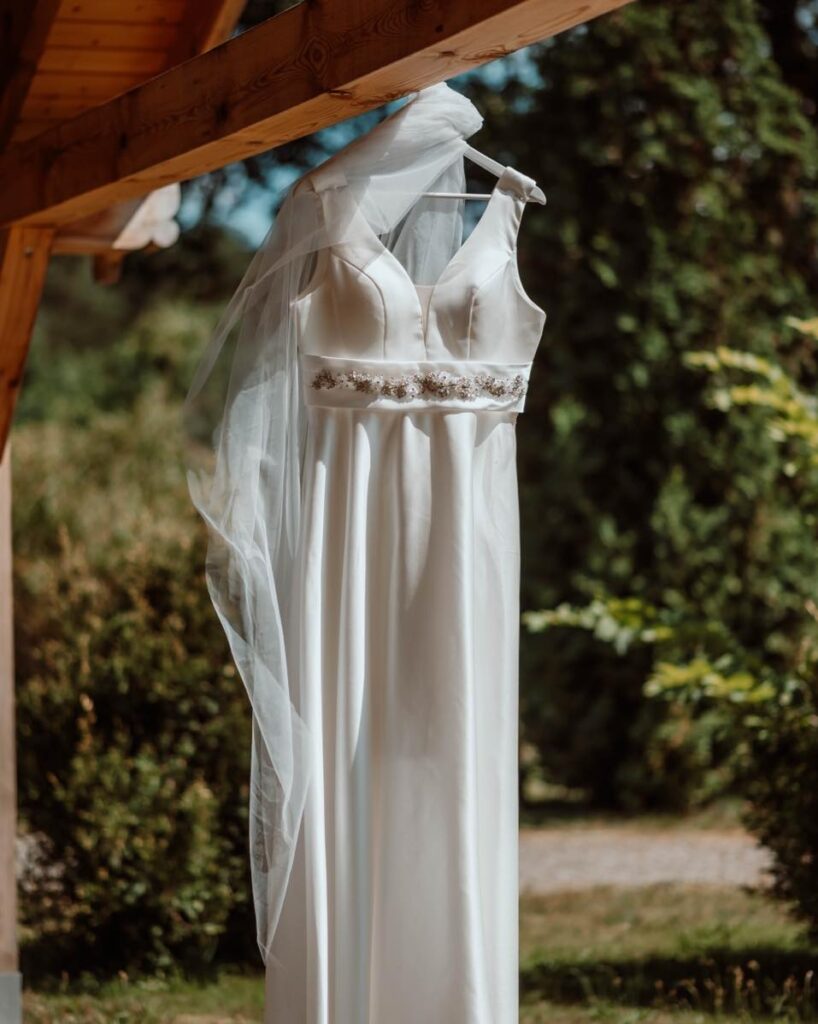 Skromna i elegancka suknia ślubna