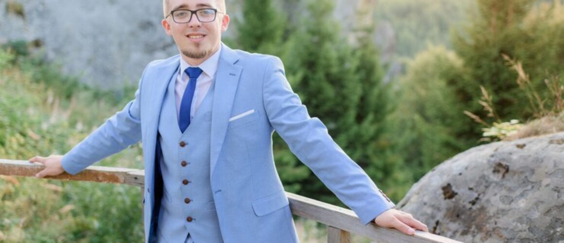 Garnitur BLUE – jasnoniebieski garnitur ślubny trzyczęściowy z jednorzędową kamizelką, biała koszula, granatowy krawat i poszetka (stylizacja)