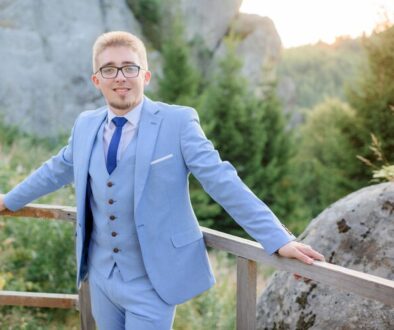 Garnitur BLUE – jasnoniebieski garnitur ślubny trzyczęściowy z jednorzędową kamizelką, biała koszula, granatowy krawat i poszetka (stylizacja)