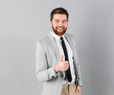 Garnitur ślubny Wilfred – smukła, nowoczesna linia; dopasowana marynarka i eleganckie spodnie z delikatnym załamaniem nad butem, stylizacja z muchą i poszetką