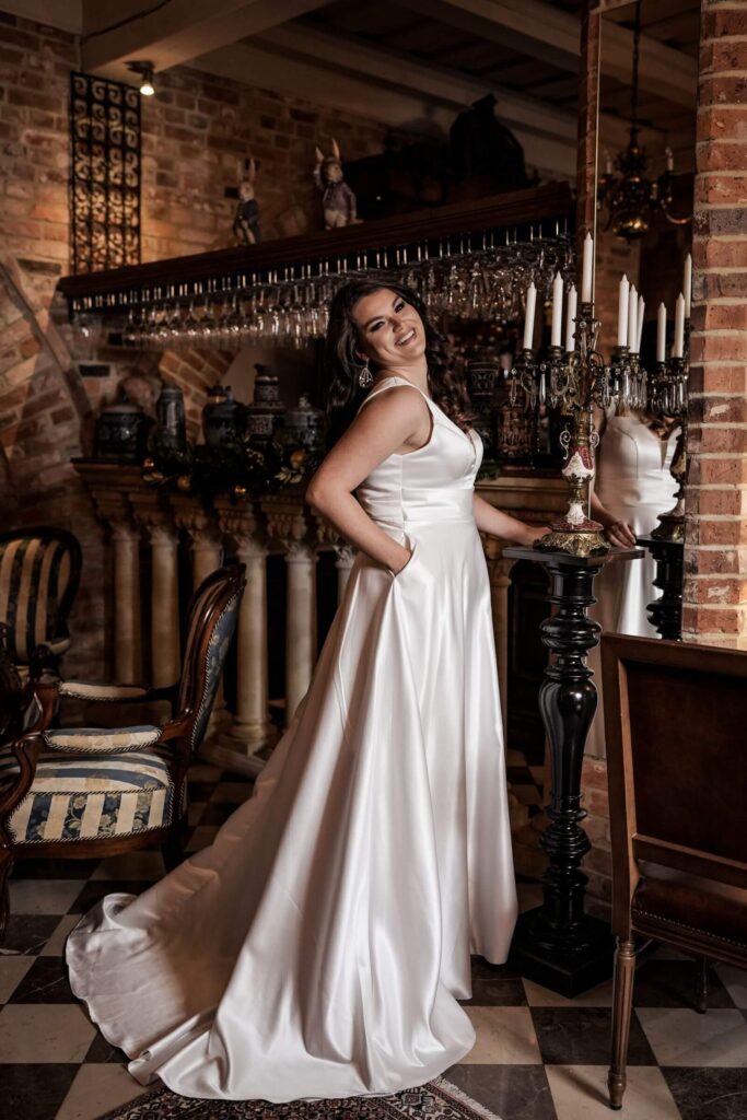 klasyczna suknia ślubna w prostym kroju bez faktur i koronek