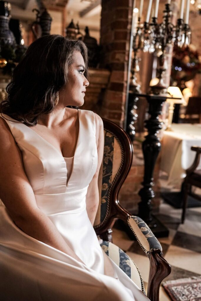 dekolt w klasycznej sukni ślubnej w kształcie litery V