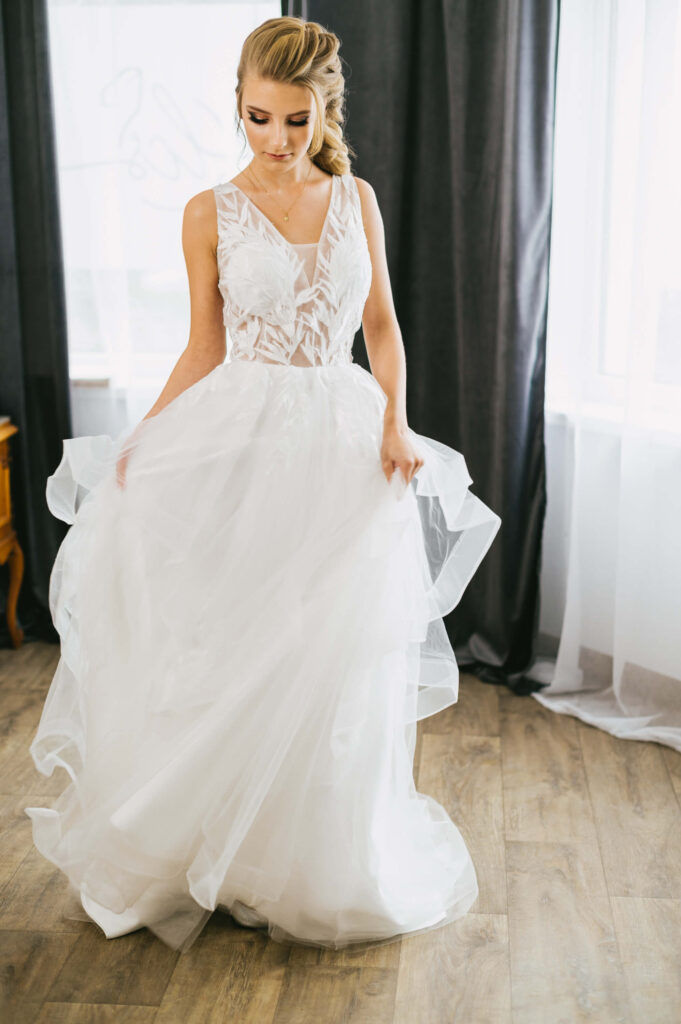 nietypowa suknia ślubna z haftem roślinnym