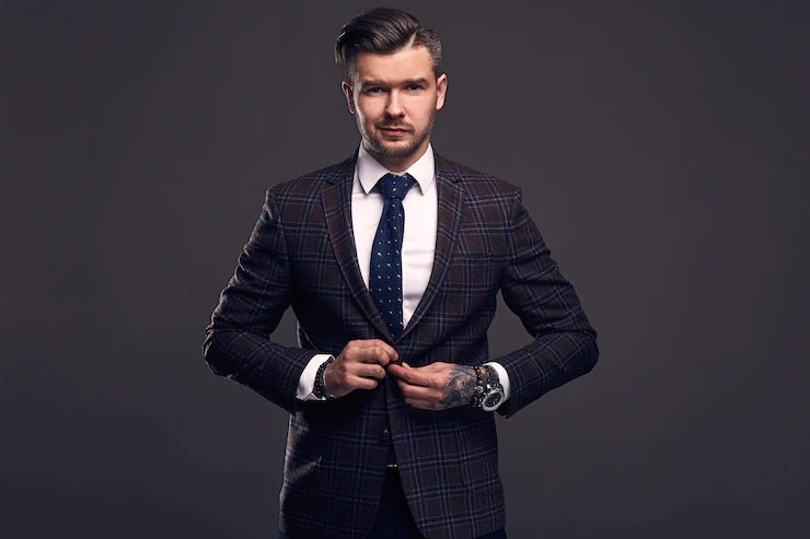 Garnitur CHARLES – ciemny garnitur męski dwuczęściowy, ciemna marynarka i spodnie w kratę – stylizacja ślubna z białą koszulą
