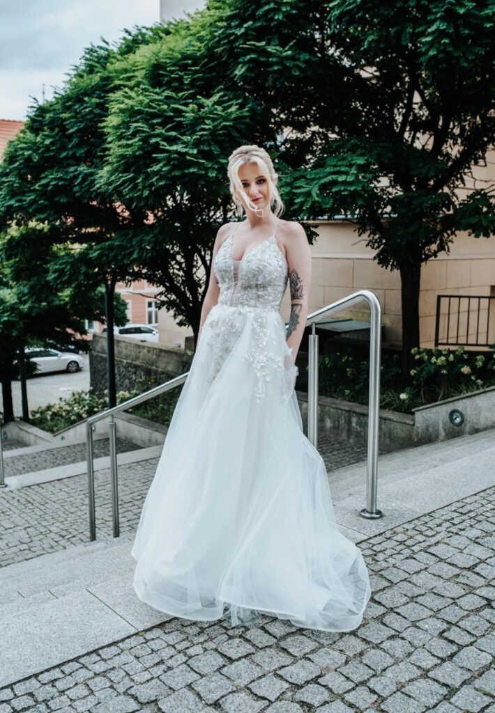 Suknia ślubna Lorelai – przód; princess/linia A, cienkie ramiączka, ornamentowy haft z cekinami i koralikami