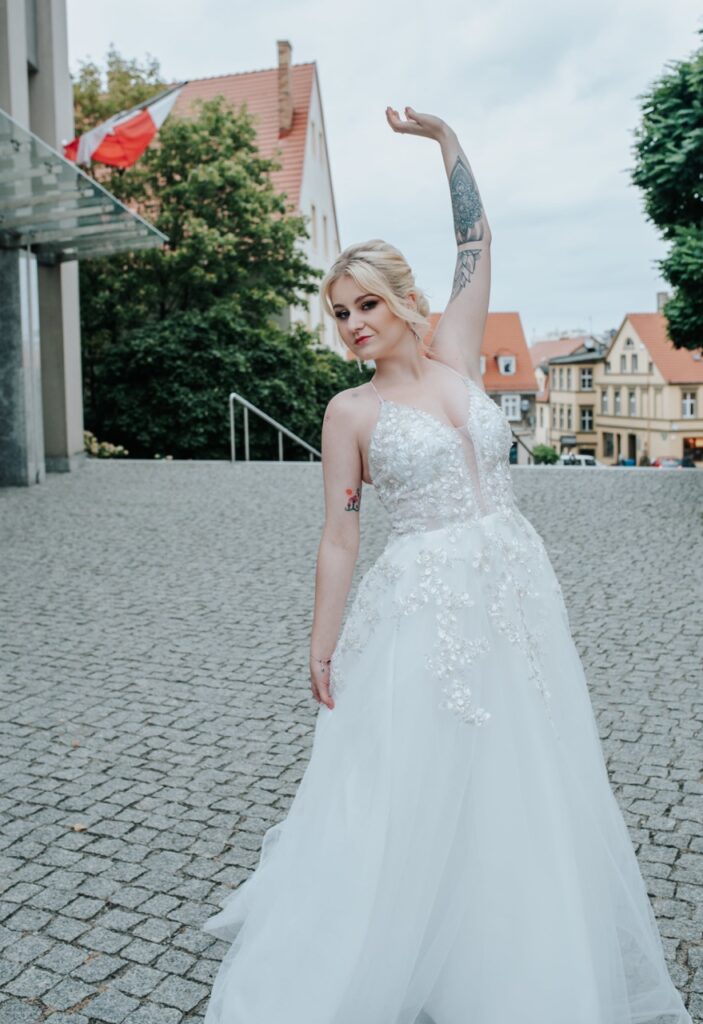 Zbliżenie detali Lorelai – haft roślinny z cekinami i koralikami, subtelny blask na gorsecie