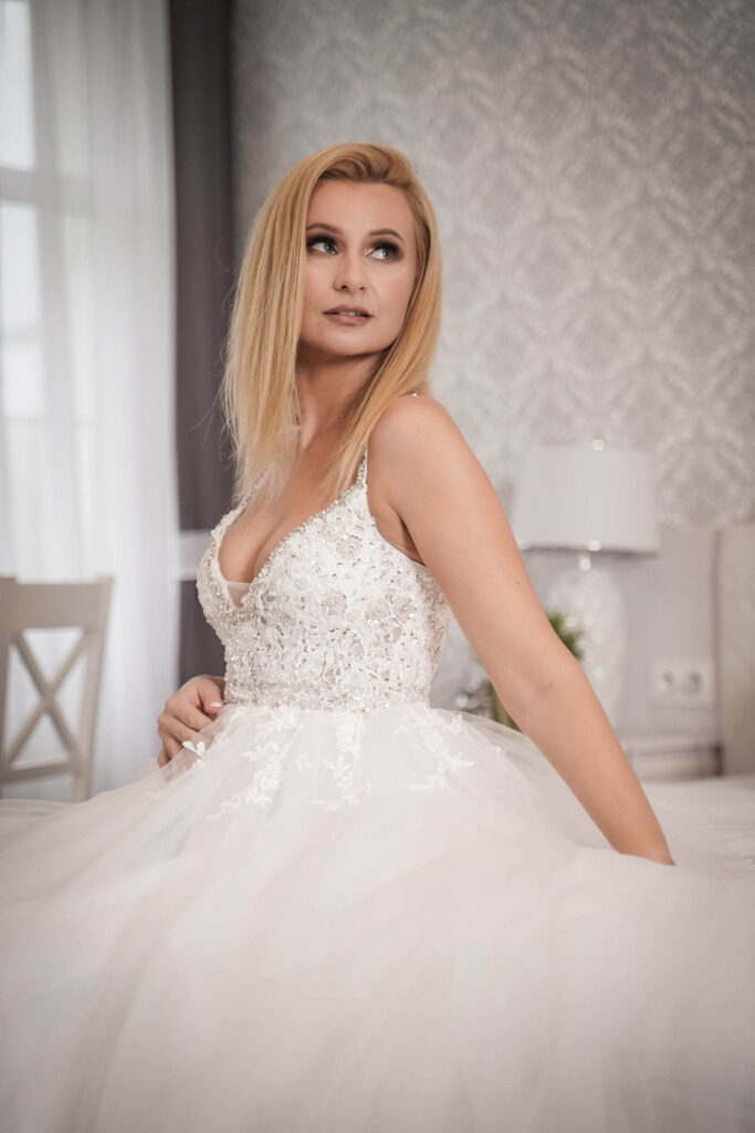 Zbliżenie detali sukni panny młodej Sophia - delikatne aplikacje przy dekolcie i talii, świetlisty akcent
